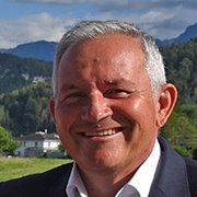 First Responder retten Reanto S. - © ÖRK, LV Vorarlberg Herr Renato S. mit den drei Fristrespondern, die sein Leben mit Hilfe eines Defibrillators gerettet haben.