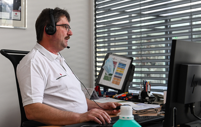 Akademie - © Rotes Kreuz Tirol Daniel Liebl Helmut Kometer ist Leiter der Rotkreuz-Akademie. Er sind im Büro am Computer, um die Trainingseinheiten für die Zivildiener vorzubereiten