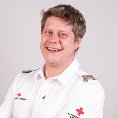 Fabian Bundschuh - © Rotes Kreuz Tirol Andreas Amplatz Fabian Bundschuh im Portrait und Rotkreuz Polo
