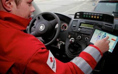 Recht - © Rotes Kreuz Tirol Martin Hörmann Im Rettungsdienst im LV Tirol sind Mobile Computer (Car-PC) im Krankentransport-, Rettungs- und Notarztwagen im Einsatz. Diese liefern viele Daten aber auch Check- und Diagnoselisten, Daten von der Leitstelle werden ins Fahrzeug übermittelt (Navi- und Patientendaten).
