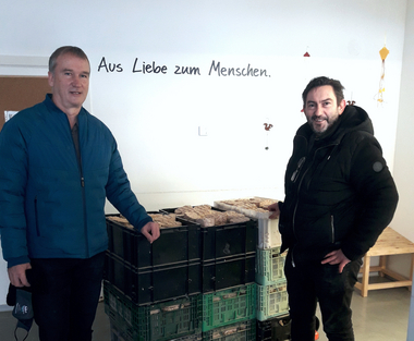 Schulleiter und Schulleiter Stv. der Berufsschule Kremsmünster mit Holzbriketts Spende