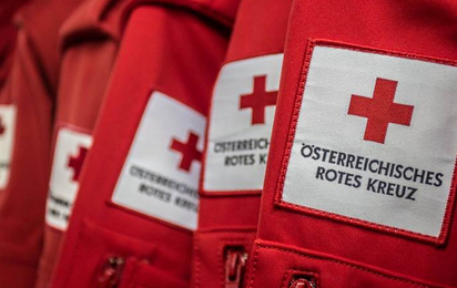 Buchhaltung - © Österreichisches Rotes Kreuz zu sehen sind vier rote Jackenärmel mit dem Roten Kreuz Logo darauf