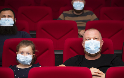 Social distancing in public society. COVID-19 coronavirus outbreak concept. - © ©erika8213 - stock.adobe.com