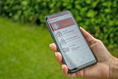 © Österreichisches Rotes Kreuz ( ÖRK ) / LV NÖ / Lukas Hürner Team Österreich Lebensretter App am Smartphone