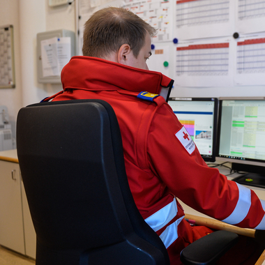 Ausbildung - © Rotes Kreuz Tirol Daniel Liebl Im Bild Martin König, Dienstführender des Roten Kreuzes in Wattens, vor seiner Computeranlage. Stetige Weiterqualifizierung ist in seinem Beruf erforderlich