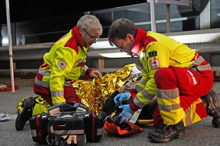 Zwei Sanitäter im Einsatz bei einer Übung