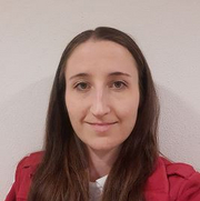 Profilbild, Julia Crotat in roter Uniform