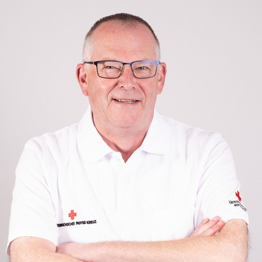 Michael Perle - © Rotes Kreuz Tirol Andreas Amplatz Michael Perle im Portrait und im Rotkreuz Polo