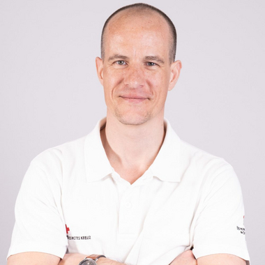 Patrick Golger - © Rotes Kreuz Tirol Patrick Golger PATRICK Golger im Rotkreuz Polo und im Profil