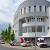 © Felix Gößl Die Bezirks- und Ortsstelle Wels von außen. Ein Haus mit einer großen Rundung im Eingangsbereich und einem kleinen Vorplatz.