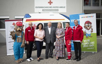 Kooperation OÖ Kinderwelt - © Credit: OÖ Kinderwelt Gruppenfoto v.l.n.r.: „Oskar“ von der OÖ Kinderwelt, Markus Diesenreither, Lisa Waizinger, Vorstandsdirektor der Sparkasse OÖ Gerald Gutmayer, LHfrauStv. Christine Haberlander, Julia Diesenreither, Robert Zeitlinger