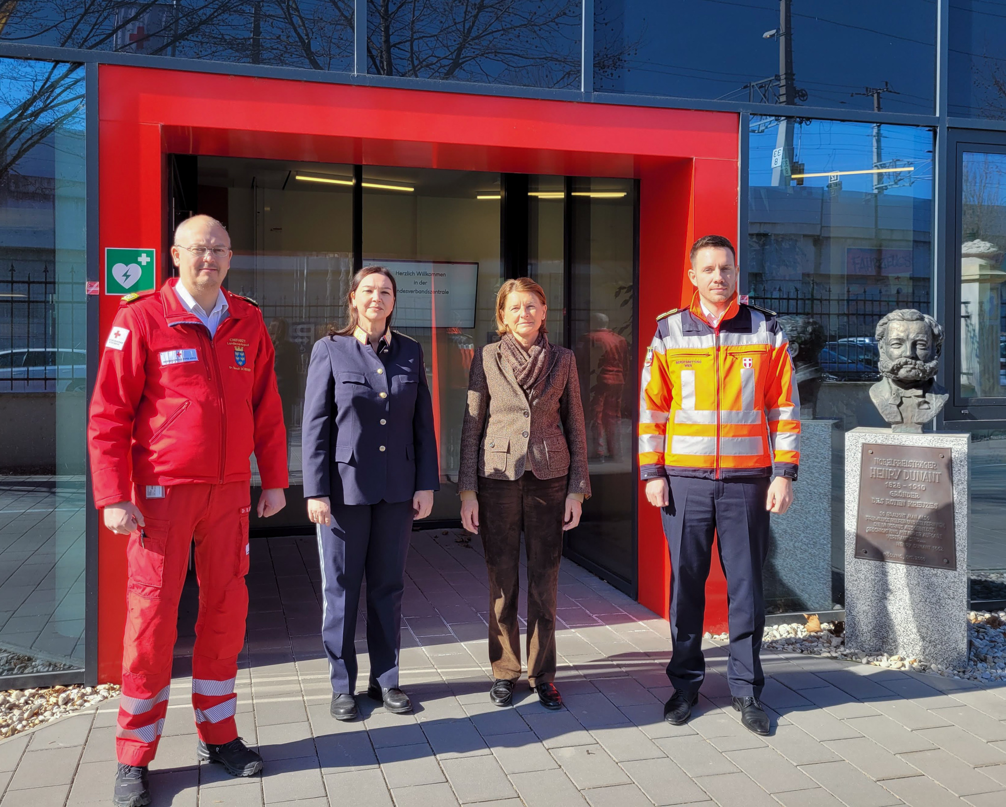 LNA Kurs - © RK NÖ/A.Zehetner Chefarzt und Ärztlicher Leiter Rettungsdienst Dr. Berndt Schreiner, Rotes Kreuz Niederösterreich, Stv. Chefärztin Dr. Maria Tödling-Weiss, BMI, Chefärztin Dr. Frank-Dastmaltschi, BMI, und Chefarzt Dr. Mario Krammel, Berufsrettung Wien, freuen sich über das hohe Engagement der Teilnehmer_innen bei der in dieser Form zum zweiten Mal in NÖ und Wien stattfindenden Ausbildung zum Leitenden Notarzt.