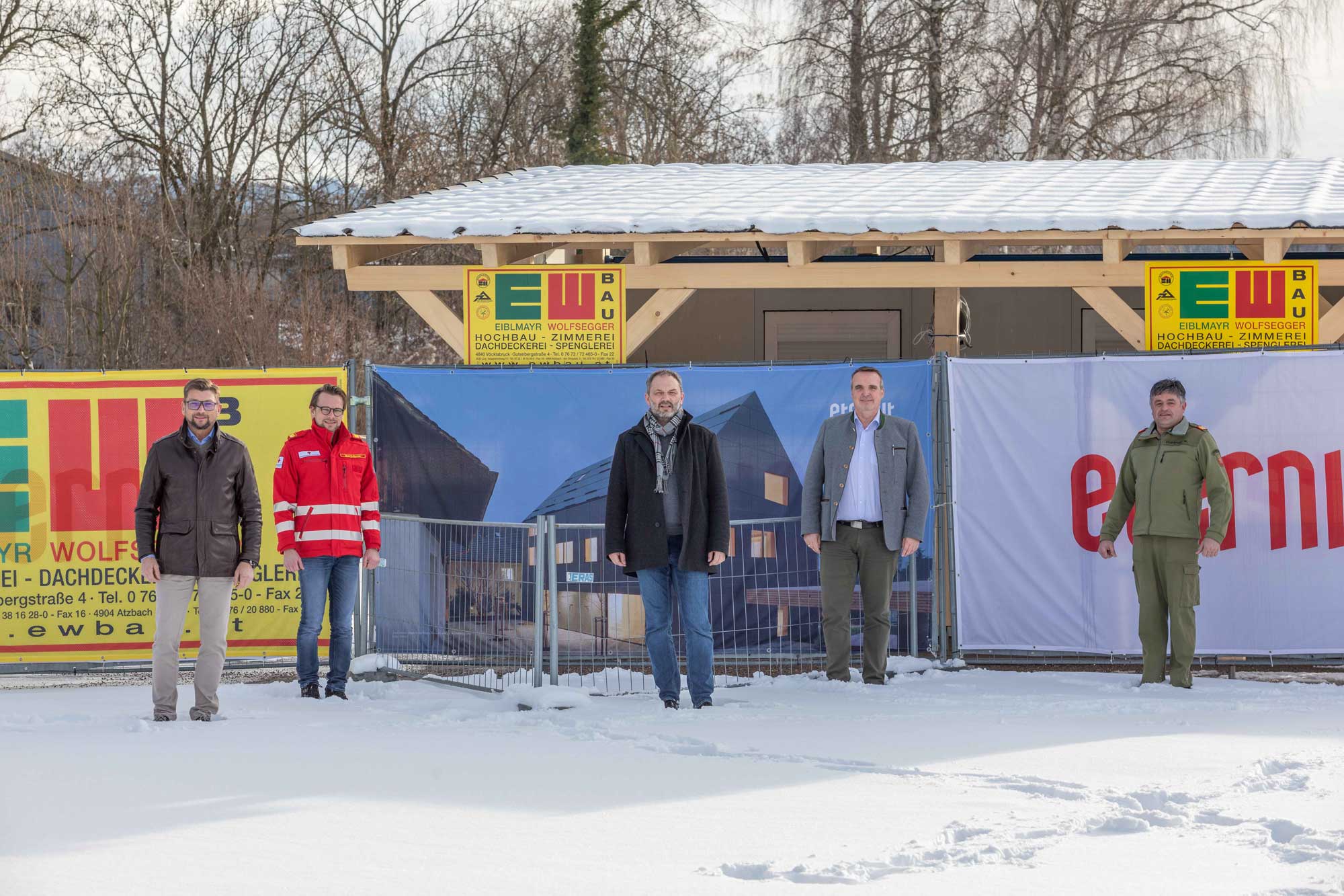 © ÖRK / Silvio Huber Die Verantwortlichen aus Wirtschaft und Einsatzorganisationen stehen vor dem Dach der COVID-Teststraße