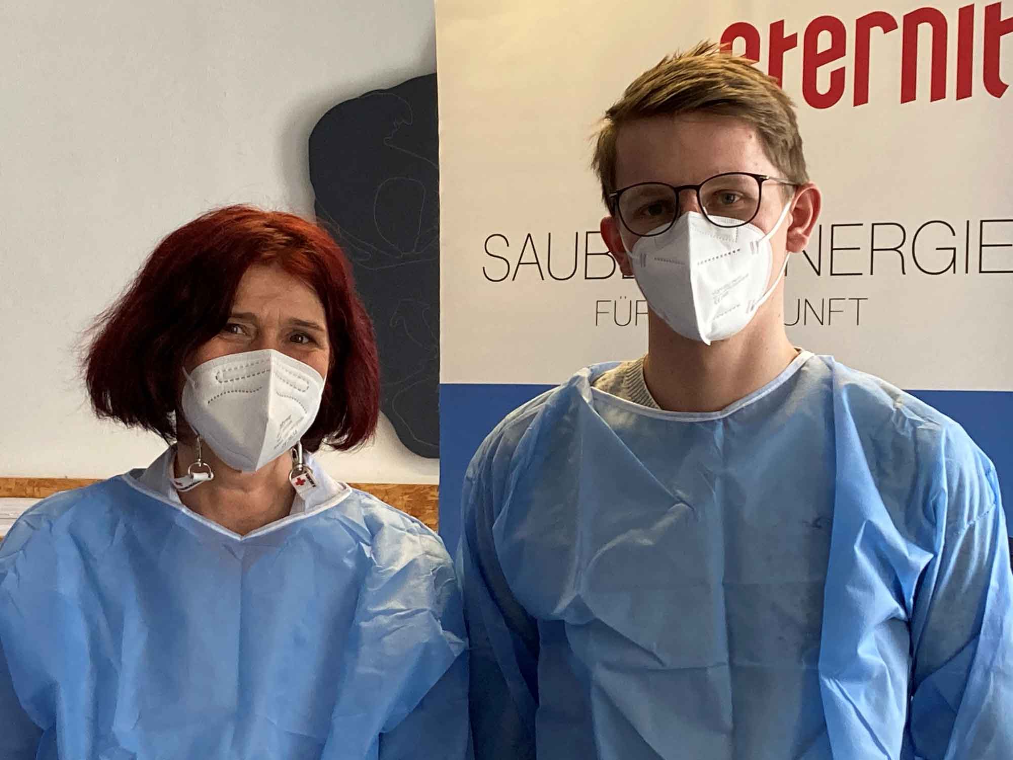 © OÖRK / Scheuch, honorarfrei Andrea Pretterer und Lukas Reisinger kommt in der Pandemiebekämpfung eine besondere Bedeutung zu bei Eternit.