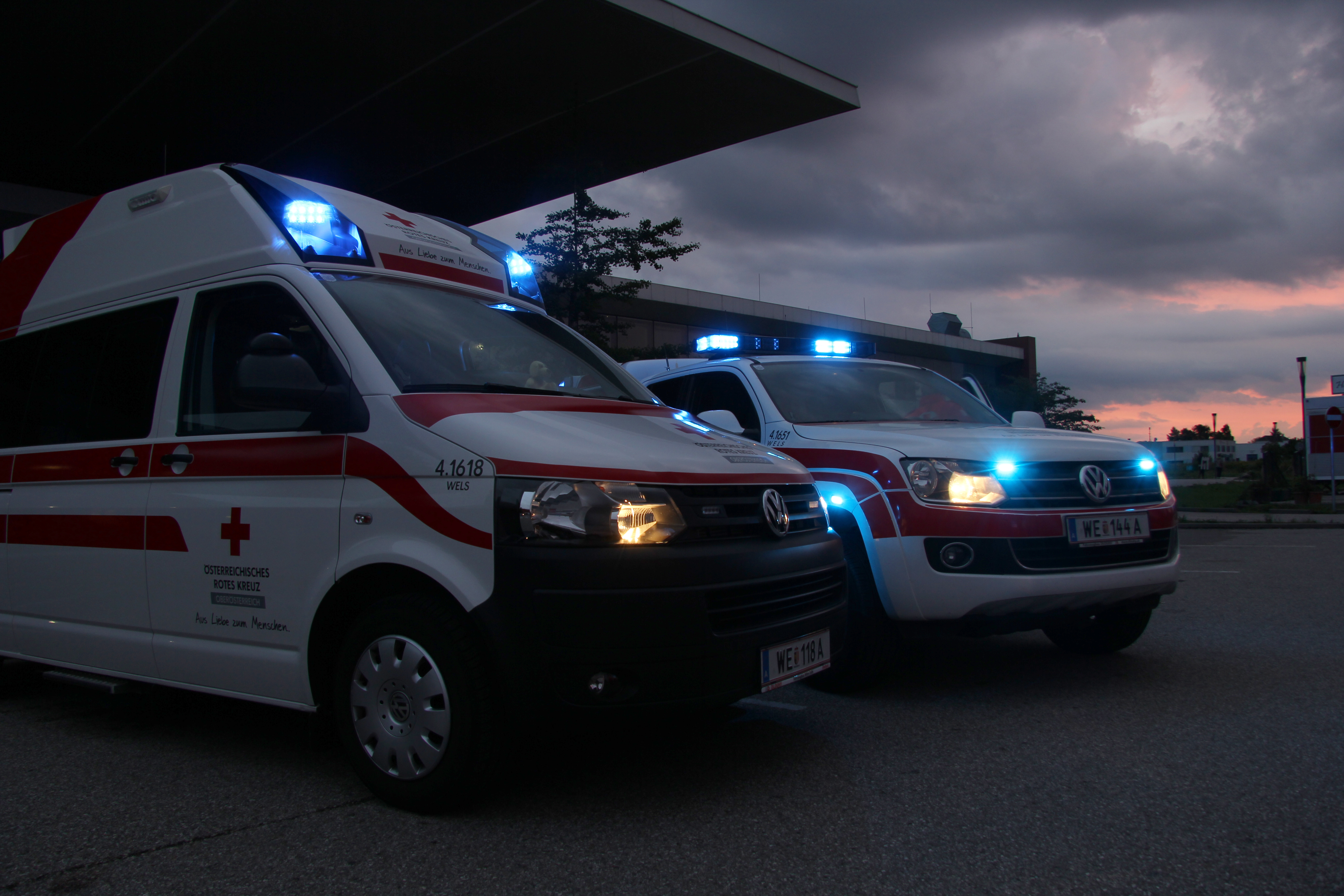 © Paul Sihorsch Ein Rettungsauto und das Notarzteinsatzfahrzeug in der Dämmerung
