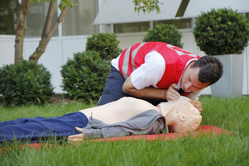 Herr übt die Erste Hilfe/Kopf wird gestreckt bei einer Erste Hilfe Puppe