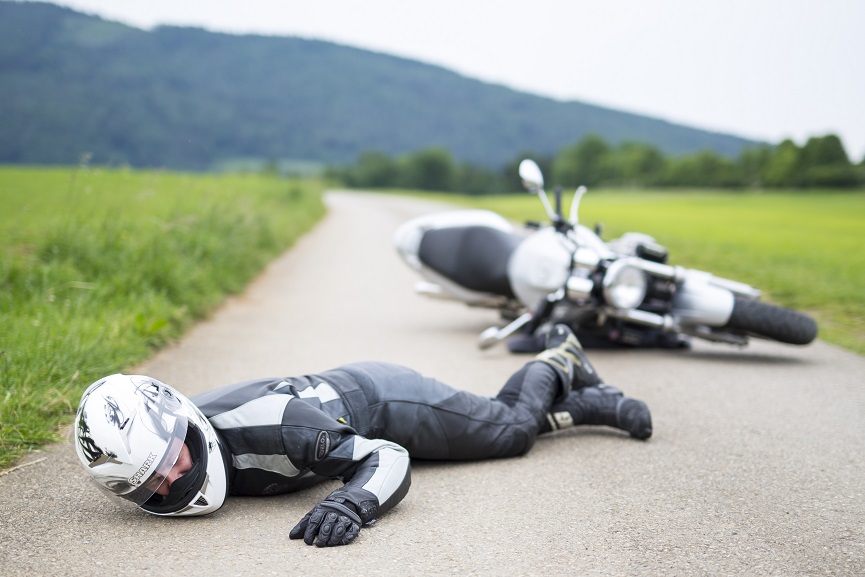 © ÖRK/Thomas Holly Kellner Unfall mit einem Motorrad. Ein Motorradfahrer mit Helm liegt auf dem Boden.