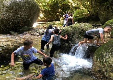 Kinder, die in einem Fluss spielen