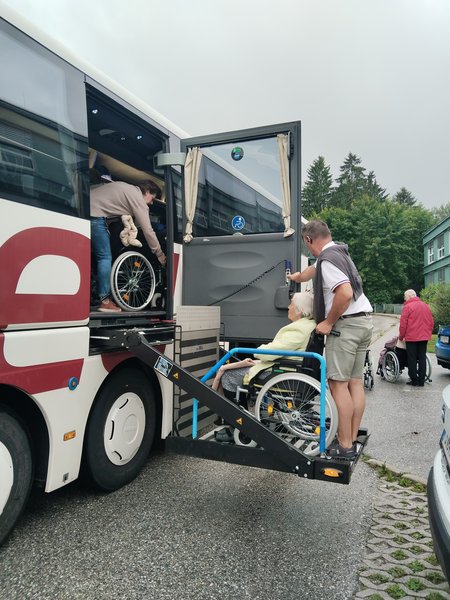 Eine Bewohnerin des Seniorenwohnhauses Hallwang wird in einen Bus transportiert