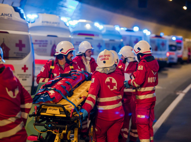 Mehre Mitarbeiterinnen des Roten Kreuze Tirol sind in einem Tunnel bei einem Einsatz  und retten eine Person. Das ist eine Übung
