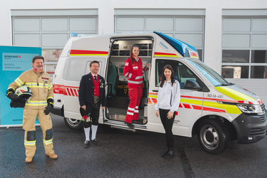 Sabrina Gramshammer, Josef Brunner, Kurt Höllwarth und Manuela Urschitz vor einem Rettungswagen