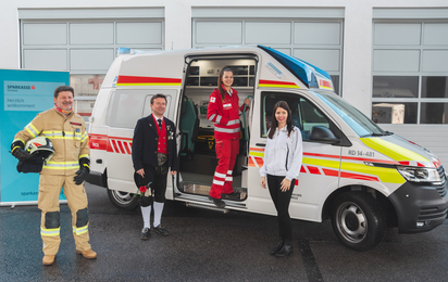 Sabrina Gramshammer, Josef Brunner, Kurt Höllwarth und Manuela Urschitz vor einem Rettungswagen