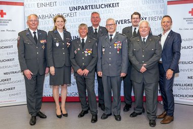 Geehrte mit Repräsentantinnen des Roten Kreuzes Salzburg