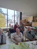 Mehrere Bewohner:innen beim Feiern 