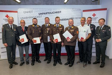 Geehrte mit Repräsentantinnen des Roten Kreuzes Salzburg
