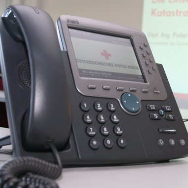 © Österreichisches Rotes Kreuz (ÖRK) / Markus Hechenberger Telefon auf einem Tisch im Stabsbüro