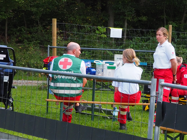 Ein Mitarbeiter der Krisenintervention betreut eine Mitarbeiterin des Rettungdiensts bei einer Übung.