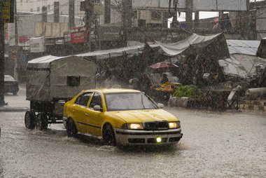 Auto auf überfluteter Strasse in Gaza
