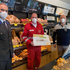 Bezirksstellenleiter Johannes Hiller und Dienstführer Roman Doppler bei der Übergabe des Spendenschecks durch Geschäftsführer Wolfgang Simhofer von der Bäckerei Simhofer.