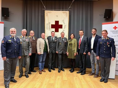 Gruppenfoto mit Vertreterinnen von Einsatzorganisationen und Behörden