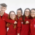 Gruppenfoto von 5 Freunden die oft gemeinsam im Rettungsdienst sind. Alle tragen die rote Uniform vom Roten Kreuz.