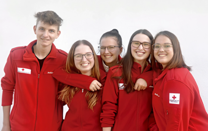 Tag der Freundschaft - © OÖRK / St. Veit Gruppenfoto von 5 Freunden die oft gemeinsam im Rettungsdienst sind. Alle tragen die rote Uniform vom Roten Kreuz.