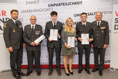 Die geehrten Team-Österreich-Lebensretter:innen mit Repräsentant:innen des Roten Kreuzes Salzburg: Alexander Schöpp (2. von links), Moritz Kocher (3. von links), Carina Bleier-Planitzer (4. von links), Christian Herma (von links)
