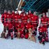 Gruppenfoto der Suchhunde-Staffel des Roten Kreuzes, davor sitzen ein paar Hunde im Schnee