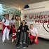 Johannes Meingassner (2. v. r.) erfüllte sich dank des Rotkreuz-Wunschmobils seinen Wunsch, die Toten Hosen live zu erleben.