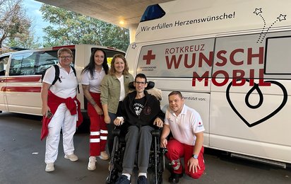 Johannes Meingassner (2. v. r.) erfüllte sich dank des Rotkreuz-Wunschmobils seinen Wunsch, die Toten Hosen live zu erleben.