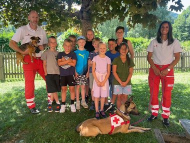 Gruppenbild mit Kindern der Volkschule, Suchhunde und Hundeführer