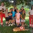 Gruppenbild mit Kindern der Volkschule, Suchhunde und Hundeführer