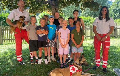 Gruppenbild mit Kindern der Volkschule, Suchhunde und Hundeführer