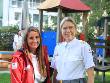 Catharina Hollinger (Leiterin der Kinderwelten) und Sabine Tischler (Landesgeschäftsführerin)