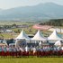 Einige Rotkreuz-Mitarbeiter:innen stehen in einer Gruppe zusammen. Im Hintergrund erkennt man den Red Bull Ring.