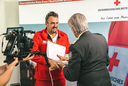 Günther Schwemberger erhält das Dienstjahresabzeichen in Gold für 30 Jahre.