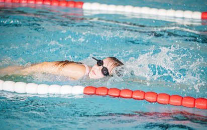 18.585 Kinder und Jugendliche absolvierten im vergangenen Schuljahr in Oberösterreich ein Schwimmabzeichen.