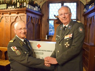 Rotkreuzpräsident, Doktor Werner Aufmesser, rechts, bedankt sich bei Dr. Ahmet Babadostu