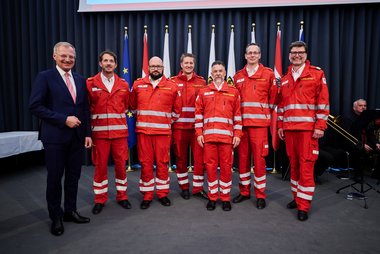 Gruppenbild neue Offiziere Rotes Kreuz mit Landeshauptmann Stelzer