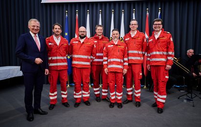 Gruppenbild neue Offiziere Rotes Kreuz mit Landeshauptmann Stelzer